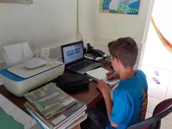 Gabriel criança no computador